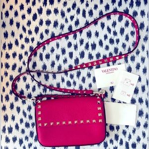 VALENTINO ROCKSTUD GRAINY CALFSKIN POUCH PINK, crossbody or clutch purse